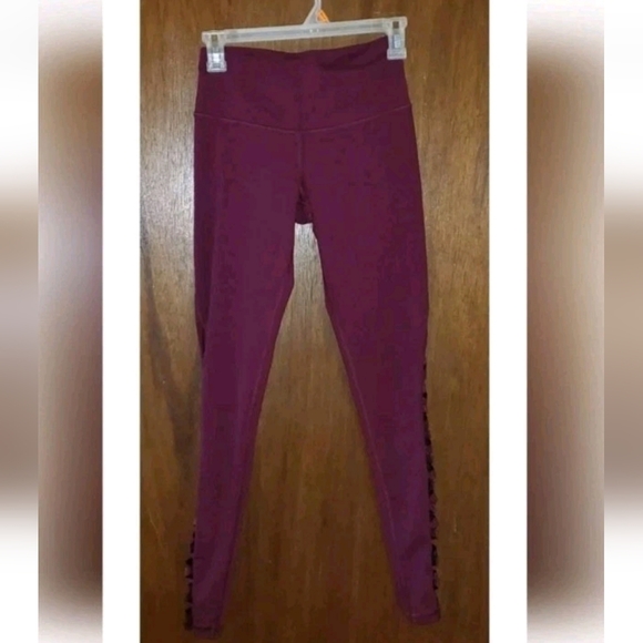 Victoria's Secret Knockout Burgundy Crop Leggings Sz Xs Lace Up Sides - Picture 1 of 4